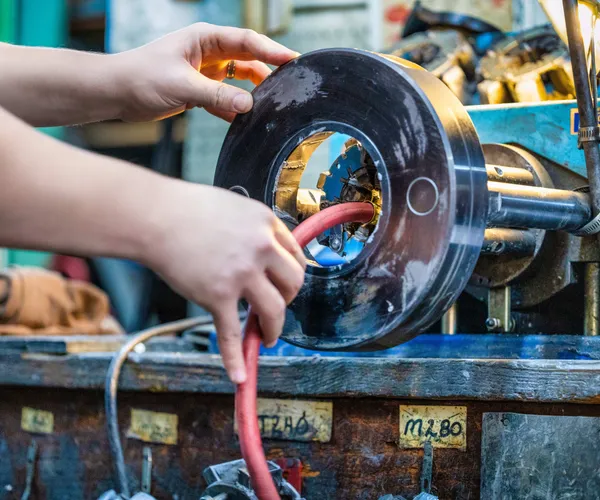 Crimping a hydraulic hose fitting